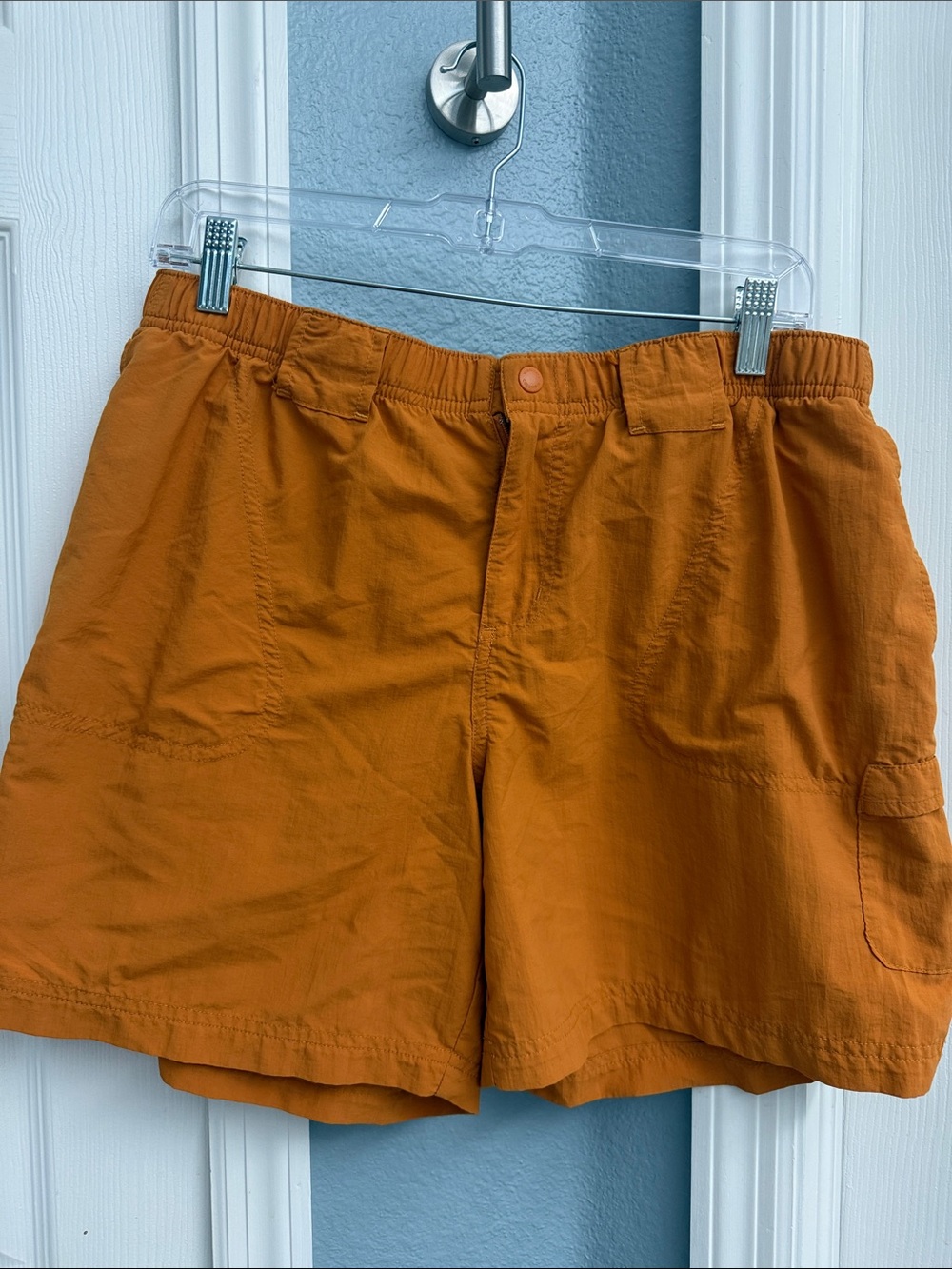 Women’s Columbia Hybrid Utility Shorts in Rust Orange size large